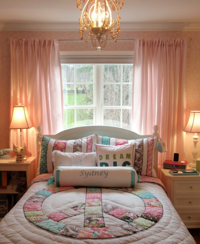 dormitorio juvenil en colores pastel, cortinas en rosado, cama doble con cobijas con motivos florales 