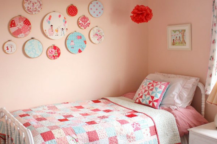 habitacion niñas en rosado y blanco, muchos elementos decorativos en la pared, tendencias para decorar habitaciones juveniles 