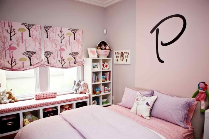 dormitorio decorado en rosado con elementos originales, estores con dibujos y dibujo en la pared, ideas habitacion niñas