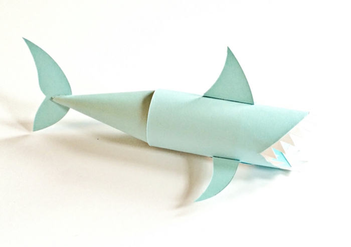 pasos para elaborar un tiburón de rollos de papel higiénico en azul, manualidades originales para niños