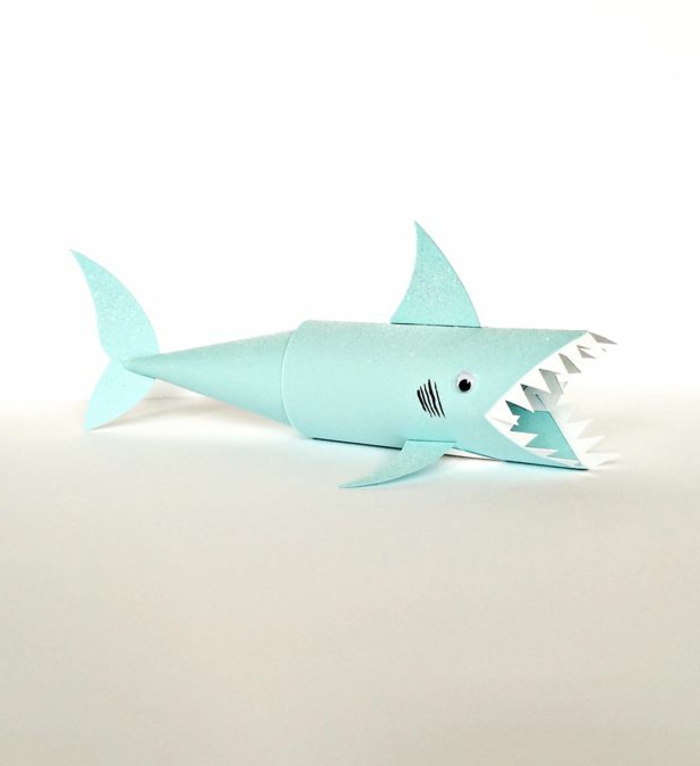 ejemplos de manualidades originales hechos de tubos de cartón, tiburón elaborado de rollos de papel higiénico 