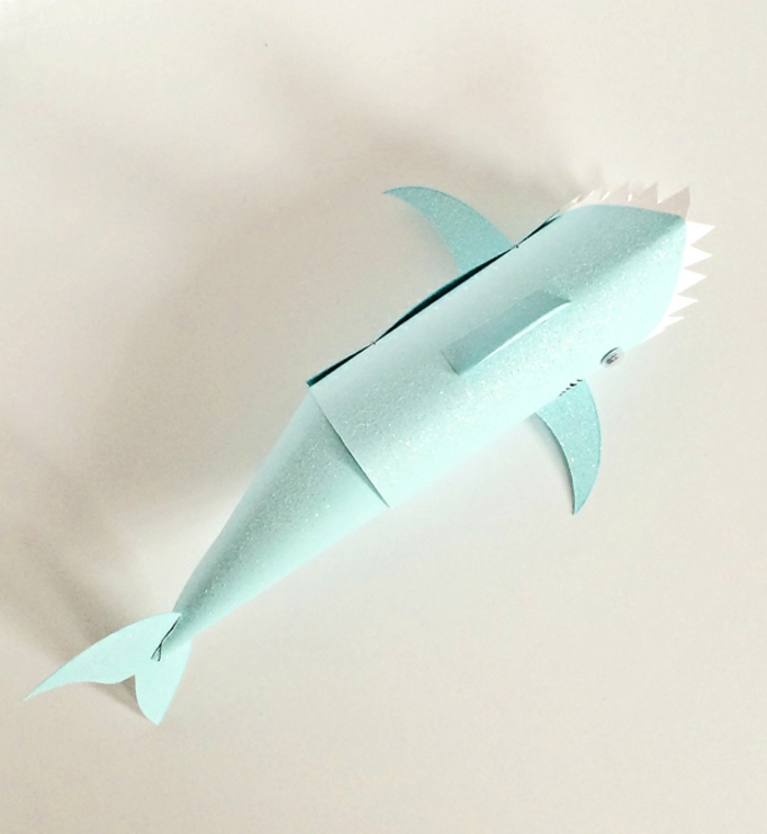 preciosas ideas de manualidades con tubos de papel higienico, tiburón de cartón en verde con dientes en blanco 