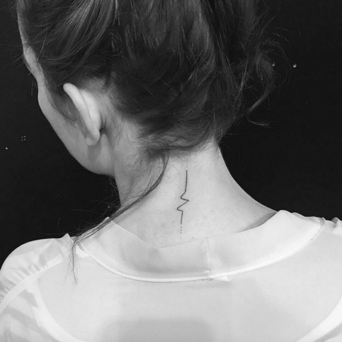 tatuajes minimalistas con significado, electrocardiograma vertical con puntos suspensivos