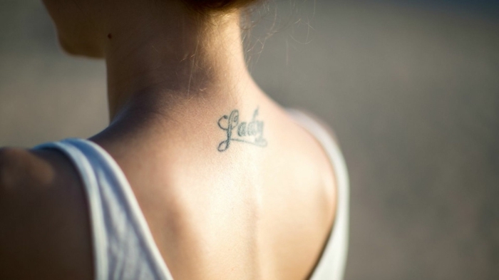 idea encantadora tatuaje en la parte superior de la espalda, tatuajes con significado con letras ideas 