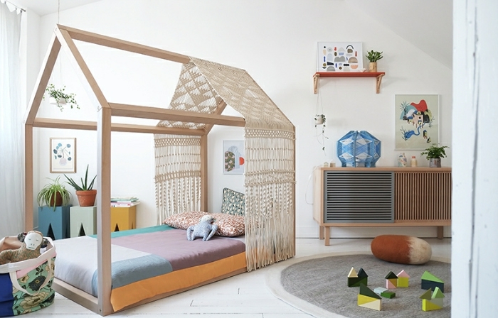 ingeniosas idea para decorar un dormitorio infantil, grande cama de madera y muchos elementos decorativos, ideas decoracion habitacion niñas