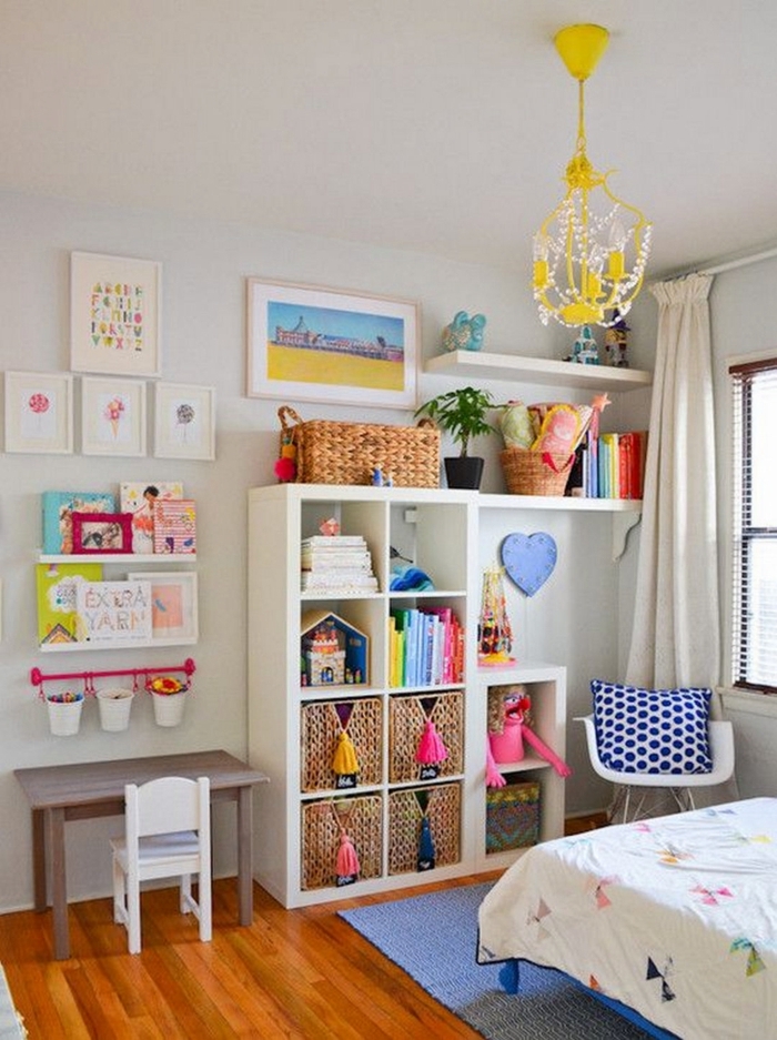 ideas de decoración habitacion niñas, estantería moderna con muchos elementos decorativos, suelo de parquet y lampara original en amarillo 