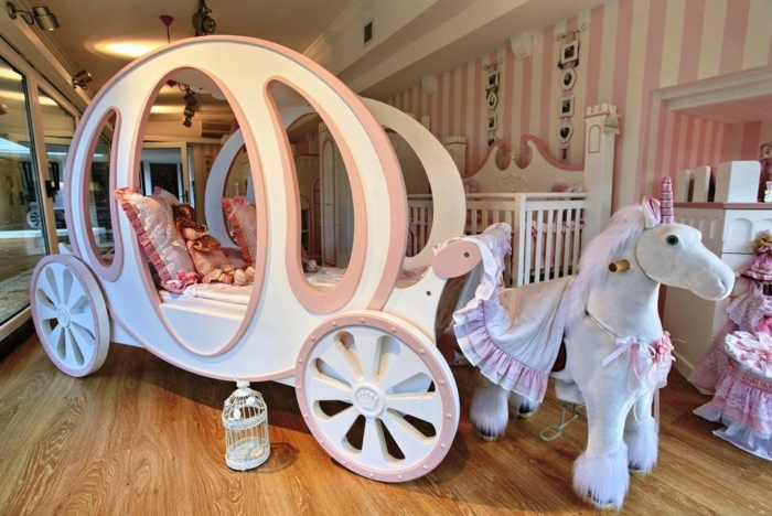ideas originales y extravagantes habitacion niñas, cama en forma de carrete con un unicornio de peluche