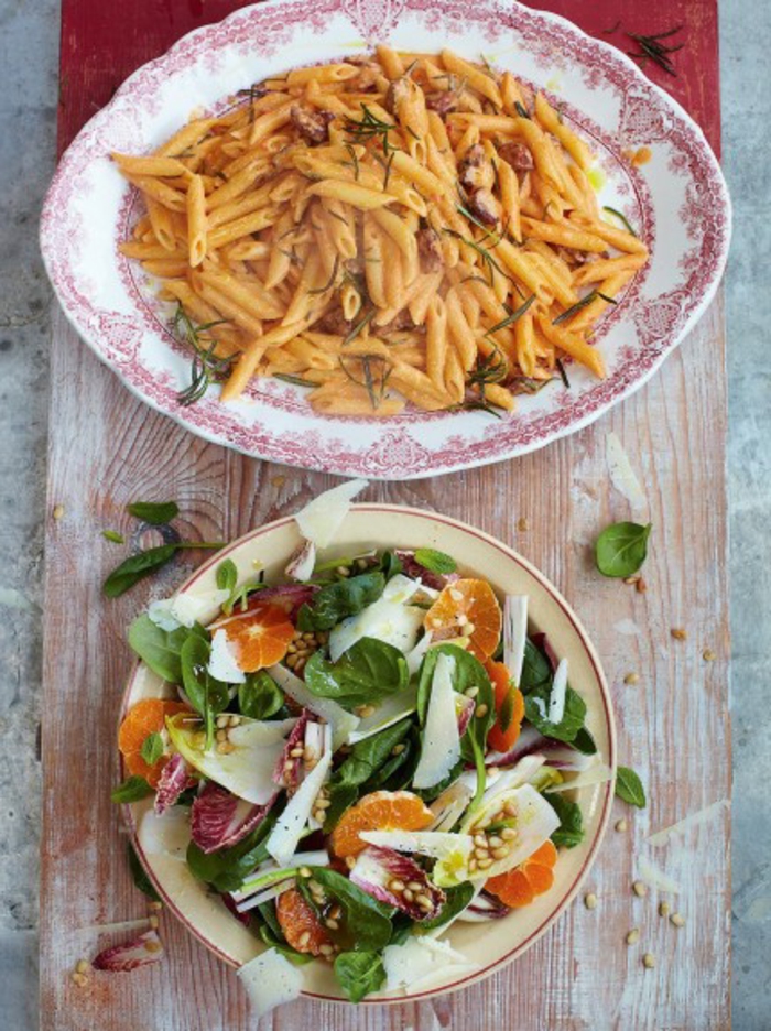 pasta cocida en menos de 10 minutos y ensalada con espinacas, quesos y naranjas, ideas recetas faciles y sanas