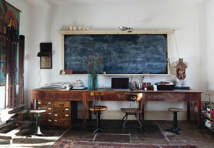 ideas de decoracion salon rustico con pizarra negra, escritorio de madera, paredes en blanco y suelo con baldosas