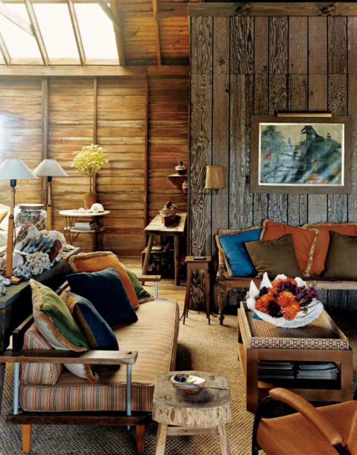 decoracion rustica con muebles vintage y muchos detalles decorativos, paredes de madera y suelo con moqueta