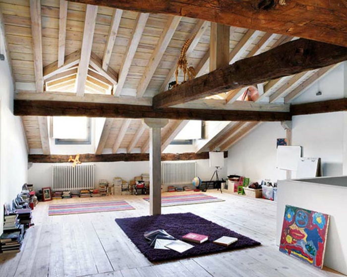 precioso espacio abuhardillado con decoracion rustica y pocos muebles, techo con vigas de madera 
