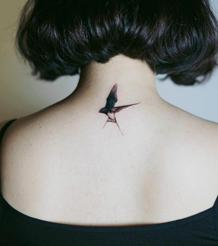 tatuajes simbolicos 2018 mujeres, ave en pleno vuelo dibujado en estilo realista, ideas tatuajes mujer de encanto