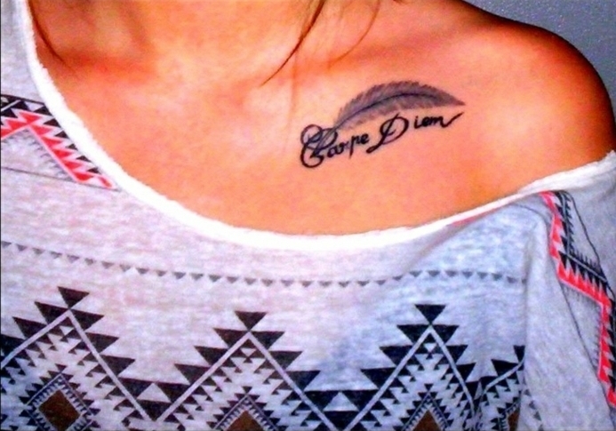 preciosas ideas de tatuajes con plumas y letras, dibujos de plumas de encanto, pequeño tatuaje en el escote con tinte negro 