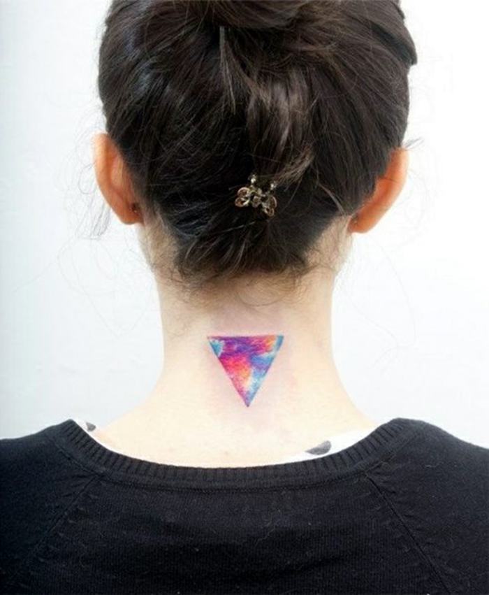 tendencias tatuajes 2018, tatuajes simbolicos con pintura acuarela, triangulo en colores dibujado al revés