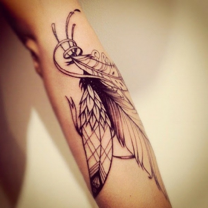 diseños originales y simbolicos de tatuajes en el brazo, grandes plumas de diseño diferente tatuadas en el brazo 