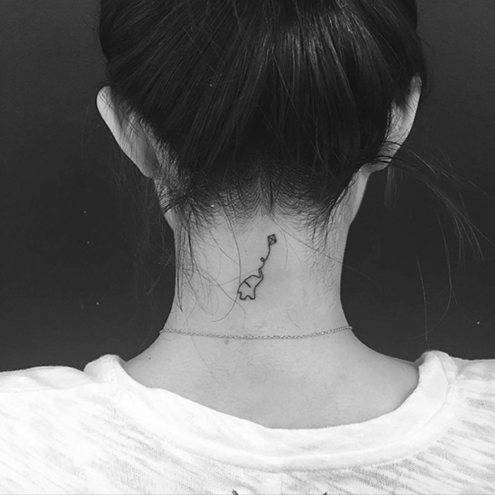 tatuajes simbolicos para mujeres, pequeño elefante tatuado en la nuca con tinte negro, tatuajes minimalistas 2018