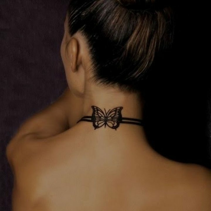 tatuajes simbolicos en la nuca, bonito tatuaje con mariposa en negro, ideas tatuajes mujeres 2018