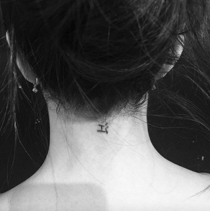 ideas de tatuajes con significado super pequeños, tattoo en el cuello minimalista, ideas para mujeres