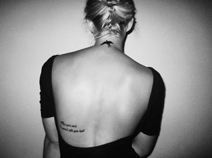 tatuajes minimalistas con significado para mujeres, ave en pleno vuelo tatuado en la parte superior del cuello 
