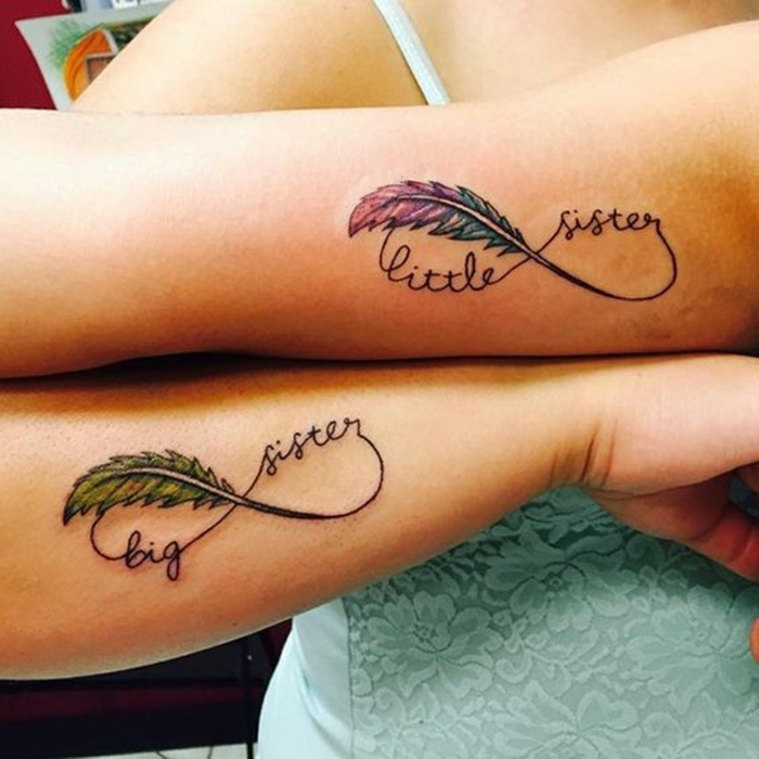 bonitos ejemplos de tatuajes para amigas y hermanas, tatuajes en el brazo originales, tatuajes con plumas y letras
