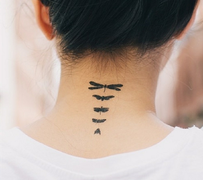 precioso tatuaje en la area delicada del cuello, tattoo en el cuello con tinte negro, dibujo de insectos