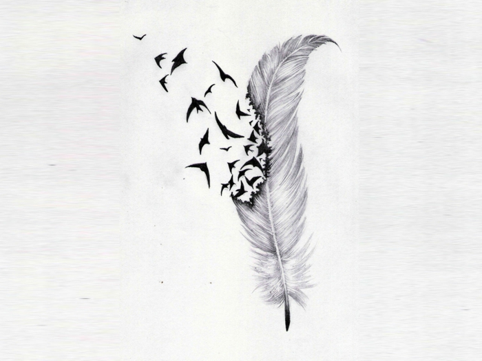 diseño muy simbólico y original, tatuaje pluma descomponiéndose con aves en pleno vuelo, tendencias tattoos 2018