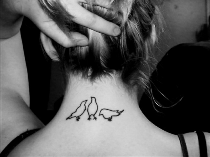 tatuaje bonito con tres pájaros dibujados con tinte negro, tattoo en el cuello original y bonito 