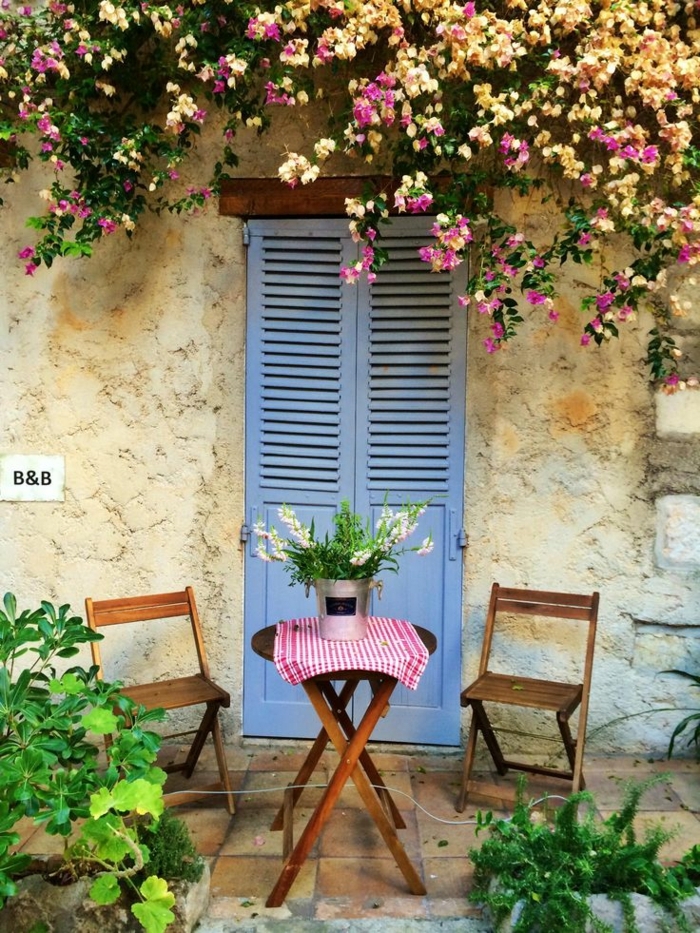 patios y jardines modernos decorados de manera encantadora, arbustos con rosas altos, pequeños muebles de madera 