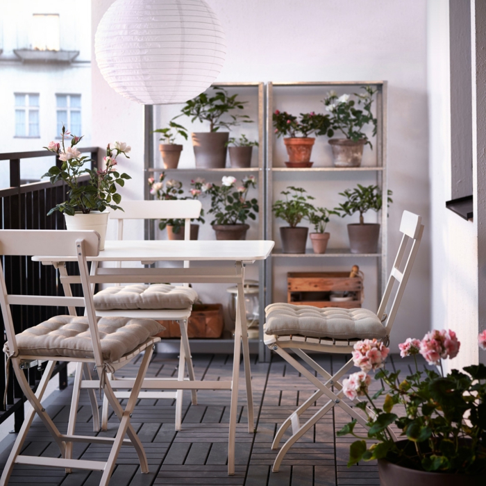 precioso balcón decorado en tonos pastel, muebles en beige y sillas plegables con cojines decorativos, terrazas pequeñas modernas