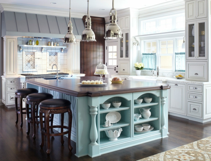 ideas de cocinas con isla modernas, grande isla pintada en azul claro con encimera de madera y sillas de madera tapizadas de piel 