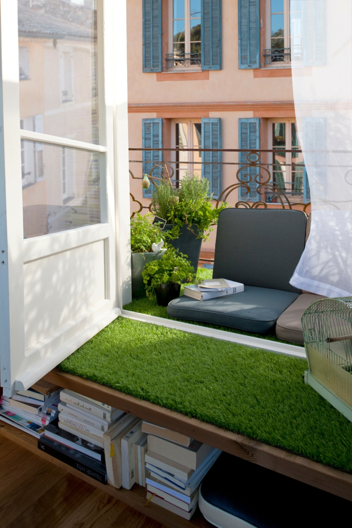 ideas originales para terrazas pequeñas, césped artificial, pequeño espacio decorado de manera encantadora según las últimas tendencias 