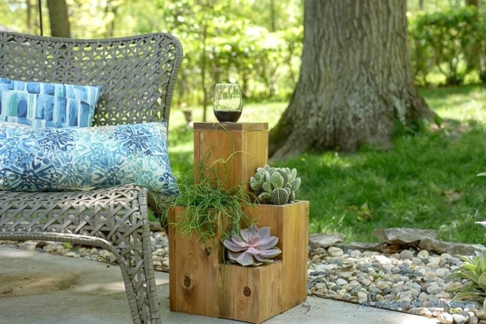 preciosa decoracion para tu patio, maceteros de palets DIY con plantas suculentas, veranda con un sofá de mimbre en gris