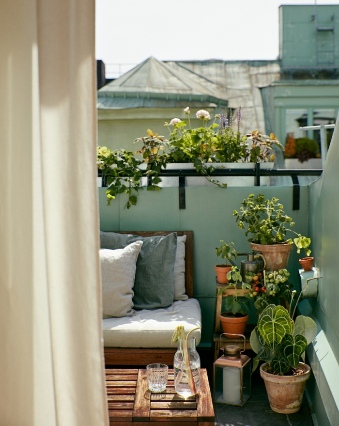 decoración de terrazas pequeñas consejos y trucos, muebles de palets y muchas macetas con plantas verdes