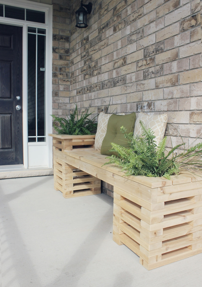 bonita decoración para la veranda, banco de madera hecho de palets con plantas verdes, jardineras con palets DIY 