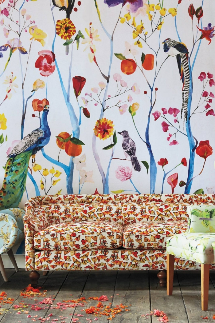 ideas originales para decorar con papel pintado las paredes, fondo blanco y elementos de la fauna y flora, sofá tapizada en colores 