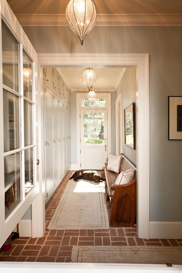 largo pasillo decorado en azul claro con lámparas originales, cómo decorar un pasillo largo con muebles vintage 