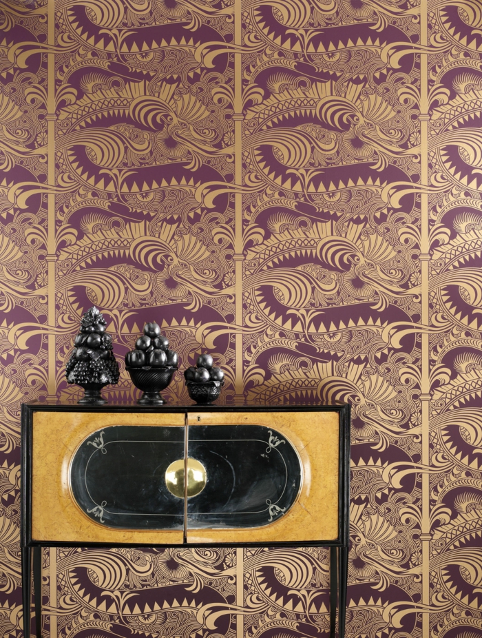 papel vinilico para decorar tu casa en estilo vintage, pared decorada con papel pintada estilo oriental en marrón y dorado 