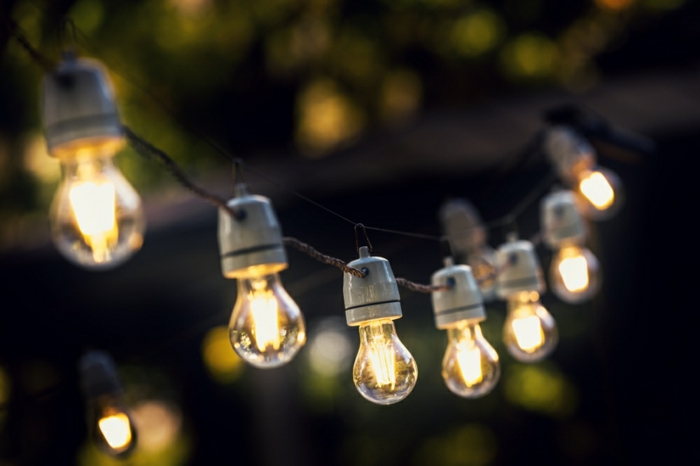 ideas para jardines originales, como iluminar el patio de manera original, guirnalda de bombillas, patios decorados con luces