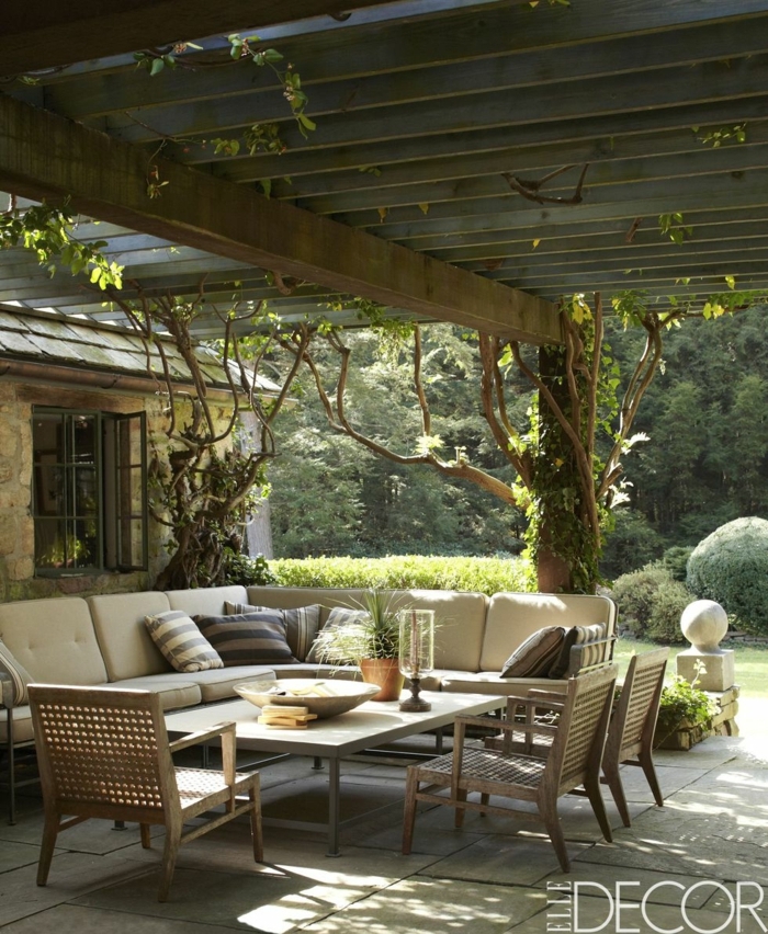 porches y jardines rusticos modernos, bonita pergola con muebles de diseño en beige de madera y mimbre y suelo de baldosas