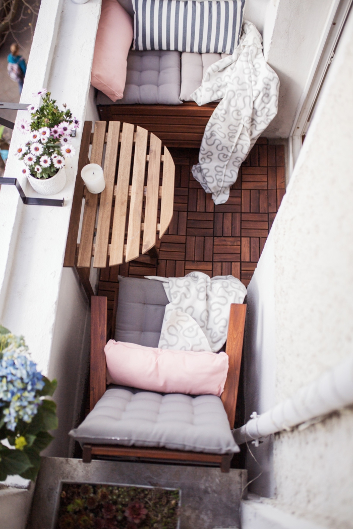 decoracion terrazas pequeñas en tonos pastel, sillas de madera con colchotas en gris y cojines en rosado 