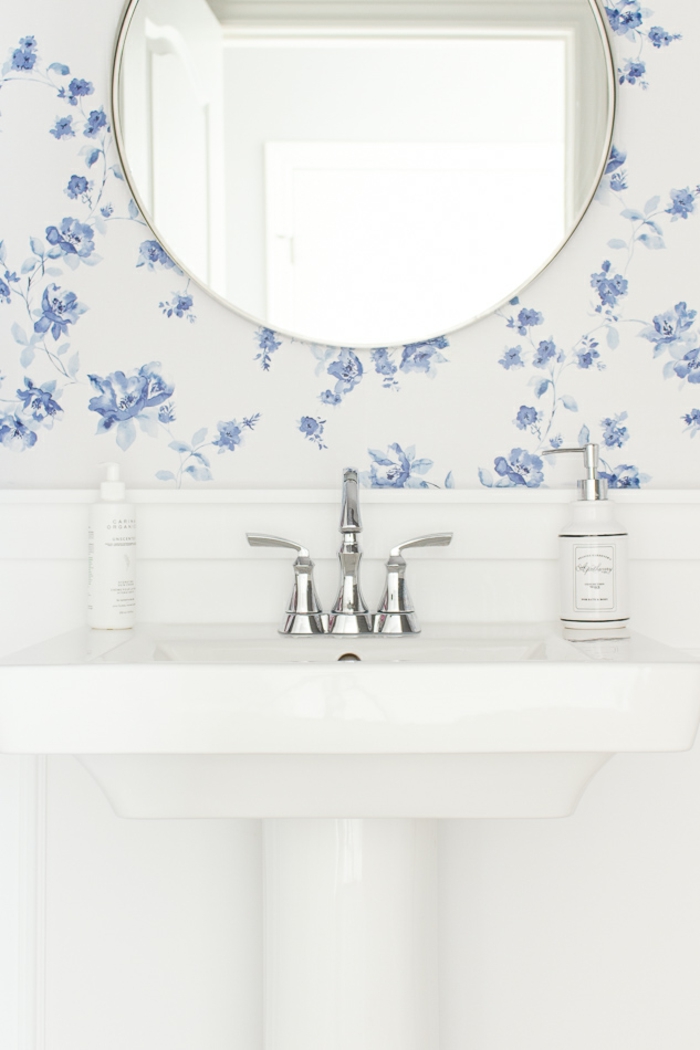 papel pintado salon para decorar el baño, fondo blanco con flores en azul, decoración de baños modernos 