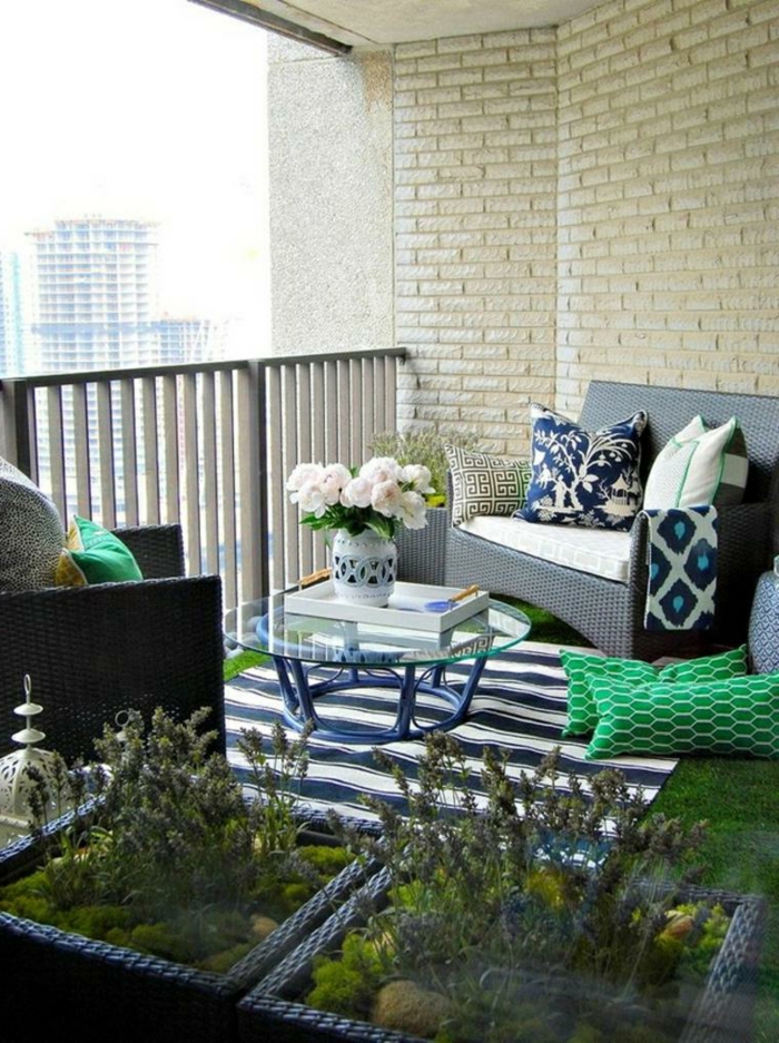cómo decorar tu terraza según las últimas tendencias en decoracion de terrazas, muebles de diseño con detalles en azul y verde 