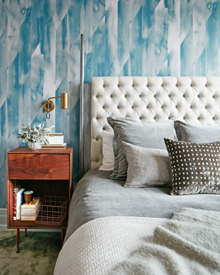 dormitorio decorado en estilo contemporáneo con pared papel pintado salon, cama doble con cabecero en capitoné en beige 