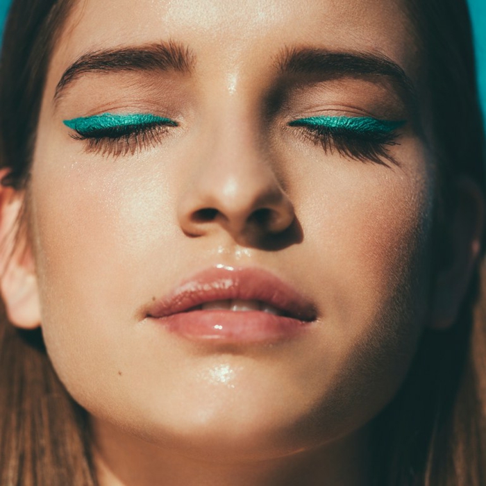 tendencias en el maquillaje 2018: colores fluorescentes y saturados, cómo maquillarse los ojos con colores neón