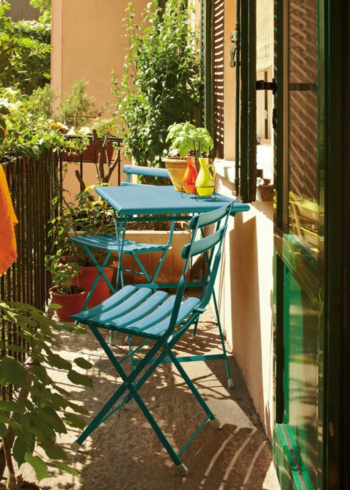 tendencias en decoracion de terrazas 2018, pequeñas silas y mesa plegables pintados en color aguamarina