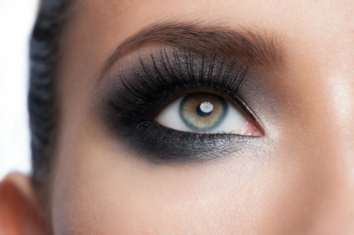 como conseguir un maquillaje impecable con ojos ahumados, tutoriales sobre cómo maquillarse los ojos