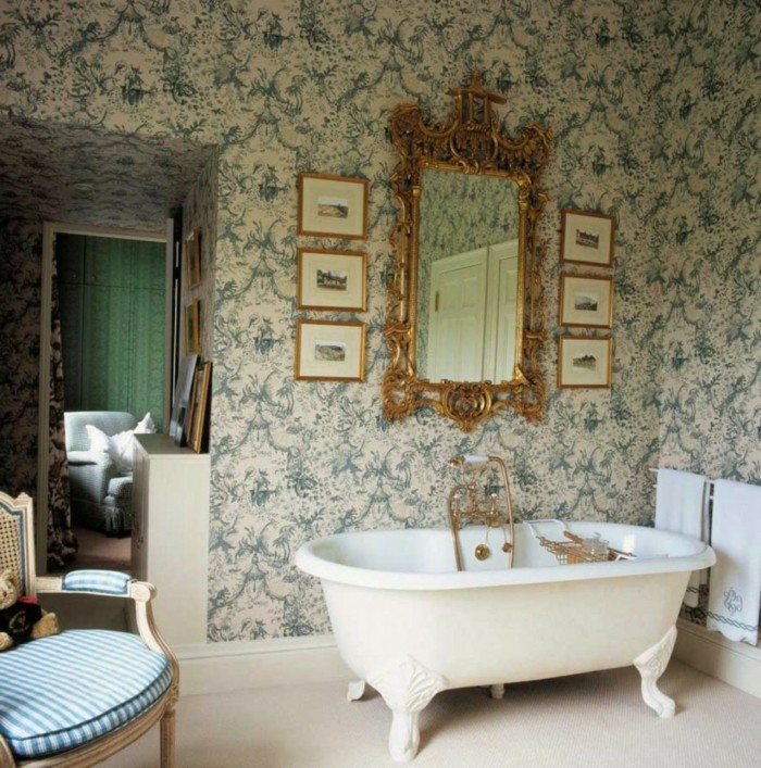 baño decorado en estilo vintage con bañera patas garra y pared con papel pintado salon ornamentado 
