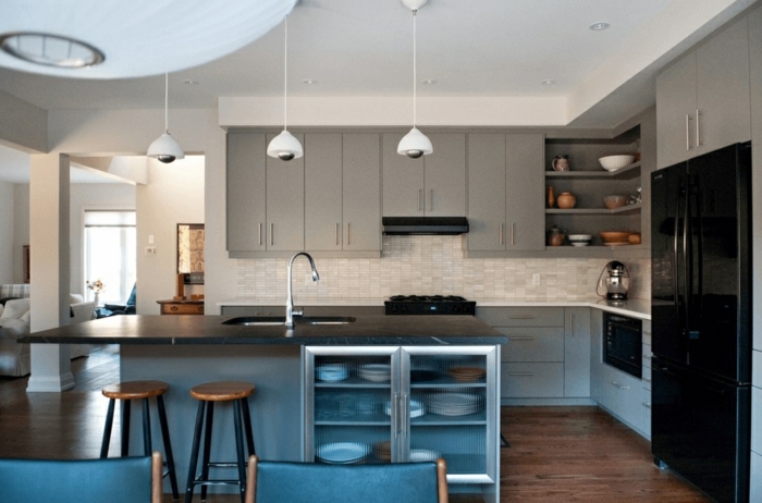 diseño contemporáneo en tonos claros y detalles en azul, decoración de cocinas pequeñas con isla 
