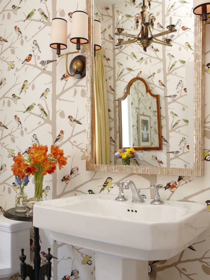  baño moderno decorado con papel pintado salon, espejo forma rectangular, papel pintado fondo beige y dibujos con aves