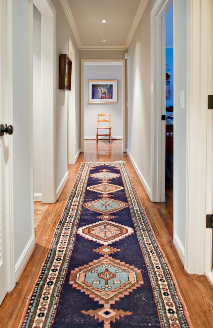 diseño pasillo en estilo clásico, suelo de parquet, paredes en blanco y azul claro, decoracion pasillos moderna y sofisticada 
